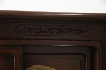 中古　美品　国産職人手造り　蒔絵入り　扉の裏にまで意匠をこらした凝ったデザインが魅力の漆塗り茶棚(飾り棚、戸棚、収納棚、違い棚)(定価推定約120万円)(R-067459)