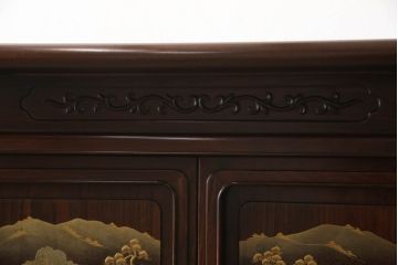 中古　美品　国産職人手造り　蒔絵入り　扉の裏にまで意匠をこらした凝ったデザインが魅力の漆塗り茶棚(飾り棚、戸棚、収納棚、違い棚)(定価推定約120万円)(R-067459)