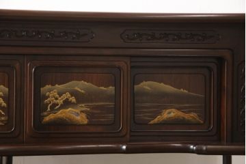 中古　美品　国産職人手造り　蒔絵入り　扉の裏にまで意匠をこらした凝ったデザインが魅力の漆塗り茶棚(飾り棚、戸棚、収納棚、違い棚)(定価推定約120万円)(R-067459)
