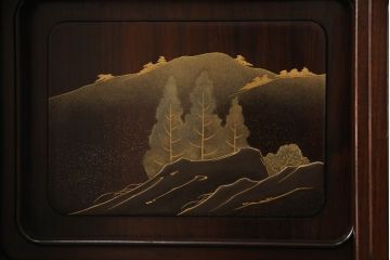 中古　美品　国産職人手造り　蒔絵入り　扉の裏にまで意匠をこらした凝ったデザインが魅力の漆塗り茶棚(飾り棚、戸棚、収納棚、違い棚)(定価推定約120万円)(R-067459)