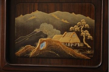 中古　美品　国産職人手造り　蒔絵入り　扉の裏にまで意匠をこらした凝ったデザインが魅力の漆塗り茶棚(飾り棚、戸棚、収納棚、違い棚)(定価推定約120万円)(R-067459)
