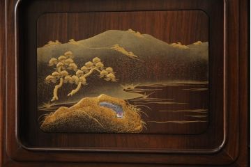 中古　美品　国産職人手造り　蒔絵入り　扉の裏にまで意匠をこらした凝ったデザインが魅力の漆塗り茶棚(飾り棚、戸棚、収納棚、違い棚)(定価推定約120万円)(R-067459)