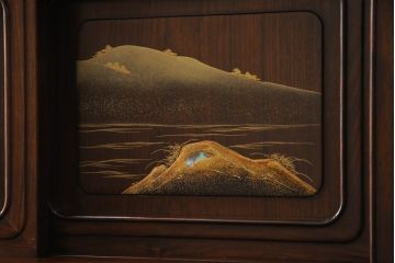 中古　美品　国産職人手造り　蒔絵入り　扉の裏にまで意匠をこらした凝ったデザインが魅力の漆塗り茶棚(飾り棚、戸棚、収納棚、違い棚)(定価推定約120万円)(R-067459)