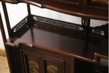 中古　美品　国産職人手造り　蒔絵入り　扉の裏にまで意匠をこらした凝ったデザインが魅力の漆塗り茶棚(飾り棚、戸棚、収納棚、違い棚)(定価推定約120万円)(R-067459)