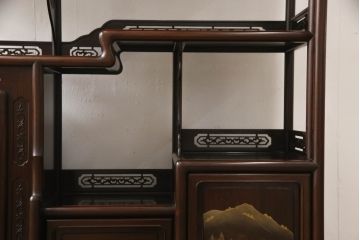 中古　美品　国産職人手造り　蒔絵入り　扉の裏にまで意匠をこらした凝ったデザインが魅力の漆塗り茶棚(飾り棚、戸棚、収納棚、違い棚)(定価推定約120万円)(R-067459)