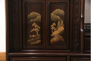 中古　美品　国産職人手造り　蒔絵入り　扉の裏にまで意匠をこらした凝ったデザインが魅力の漆塗り茶棚(飾り棚、戸棚、収納棚、違い棚)(定価推定約120万円)(R-067459)