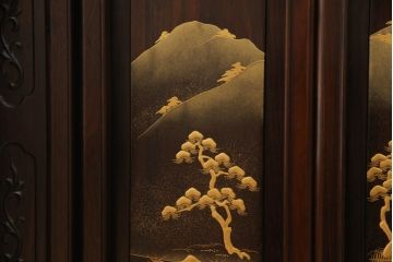 中古　美品　国産職人手造り　蒔絵入り　扉の裏にまで意匠をこらした凝ったデザインが魅力の漆塗り茶棚(飾り棚、戸棚、収納棚、違い棚)(定価推定約120万円)(R-067459)