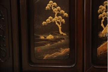 中古　美品　国産職人手造り　蒔絵入り　扉の裏にまで意匠をこらした凝ったデザインが魅力の漆塗り茶棚(飾り棚、戸棚、収納棚、違い棚)(定価推定約120万円)(R-067459)
