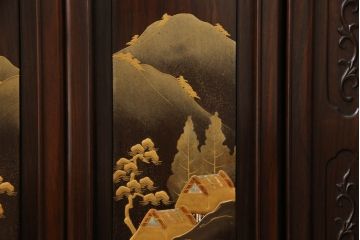 中古　美品　国産職人手造り　蒔絵入り　扉の裏にまで意匠をこらした凝ったデザインが魅力の漆塗り茶棚(飾り棚、戸棚、収納棚、違い棚)(定価推定約120万円)(R-067459)