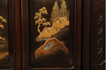 中古　美品　国産職人手造り　蒔絵入り　扉の裏にまで意匠をこらした凝ったデザインが魅力の漆塗り茶棚(飾り棚、戸棚、収納棚、違い棚)(定価推定約120万円)(R-067459)