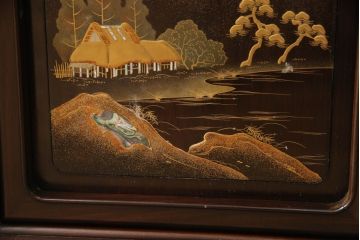 中古　美品　国産職人手造り　蒔絵入り　扉の裏にまで意匠をこらした凝ったデザインが魅力の漆塗り茶棚(飾り棚、戸棚、収納棚、違い棚)(定価推定約120万円)(R-067459)