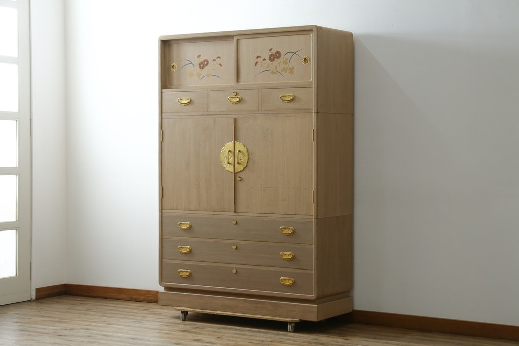 中古　蒔絵入り　1級技能士　龍上忠志作　花の絵柄がかわいらしくも品を感じさせる総桐箪笥(胴厚、四方丸、和箪笥、桐たんす、収納タンス、衣装箪笥、着物箪笥、引き出し)(定価約160万円)(R-067461)