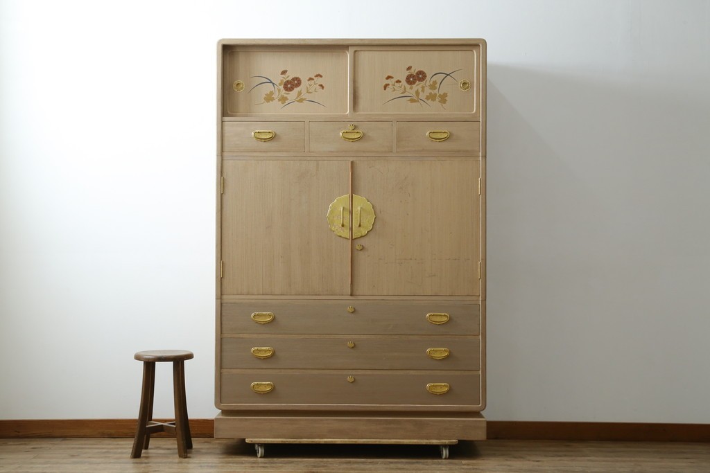 中古　蒔絵入り　1級技能士　龍上忠志作　花の絵柄がかわいらしくも品を感じさせる総桐箪笥(胴厚、四方丸、和箪笥、桐たんす、収納タンス、衣装箪笥、着物箪笥、引き出し)(定価約160万円)(R-067461)