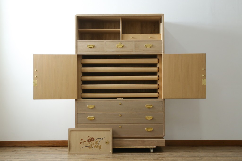 中古　蒔絵入り　1級技能士　龍上忠志作　花の絵柄がかわいらしくも品を感じさせる総桐箪笥(胴厚、四方丸、和箪笥、桐たんす、収納タンス、衣装箪笥、着物箪笥、引き出し)(定価約160万円)(R-067461)