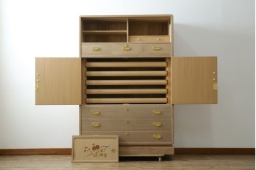 中古　蒔絵入り　1級技能士　龍上忠志作　花の絵柄がかわいらしくも品を感じさせる総桐箪笥(胴厚、四方丸、和箪笥、桐たんす、収納タンス、衣装箪笥、着物箪笥、引き出し)(定価約160万円)(R-067461)