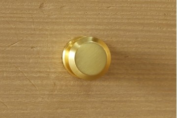 中古　蒔絵入り　1級技能士　龍上忠志作　花の絵柄がかわいらしくも品を感じさせる総桐箪笥(胴厚、四方丸、和箪笥、桐たんす、収納タンス、衣装箪笥、着物箪笥、引き出し)(定価約160万円)(R-067461)