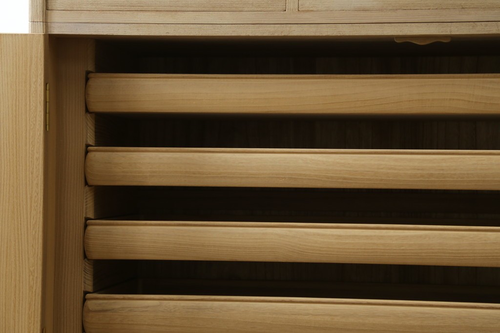 中古　蒔絵入り　1級技能士　龍上忠志作　花の絵柄がかわいらしくも品を感じさせる総桐箪笥(胴厚、四方丸、和箪笥、桐たんす、収納タンス、衣装箪笥、着物箪笥、引き出し)(定価約160万円)(R-067461)