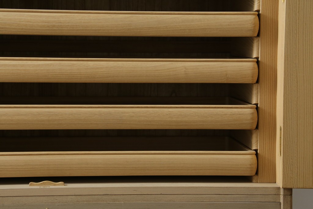 中古　蒔絵入り　1級技能士　龍上忠志作　花の絵柄がかわいらしくも品を感じさせる総桐箪笥(胴厚、四方丸、和箪笥、桐たんす、収納タンス、衣装箪笥、着物箪笥、引き出し)(定価約160万円)(R-067461)