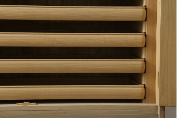 中古　蒔絵入り　1級技能士　龍上忠志作　花の絵柄がかわいらしくも品を感じさせる総桐箪笥(胴厚、四方丸、和箪笥、桐たんす、収納タンス、衣装箪笥、着物箪笥、引き出し)(定価約160万円)(R-067461)