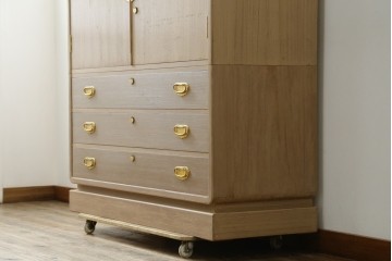 中古　蒔絵入り　1級技能士　龍上忠志作　花の絵柄がかわいらしくも品を感じさせる総桐箪笥(胴厚、四方丸、和箪笥、桐たんす、収納タンス、衣装箪笥、着物箪笥、引き出し)(定価約160万円)(R-067461)