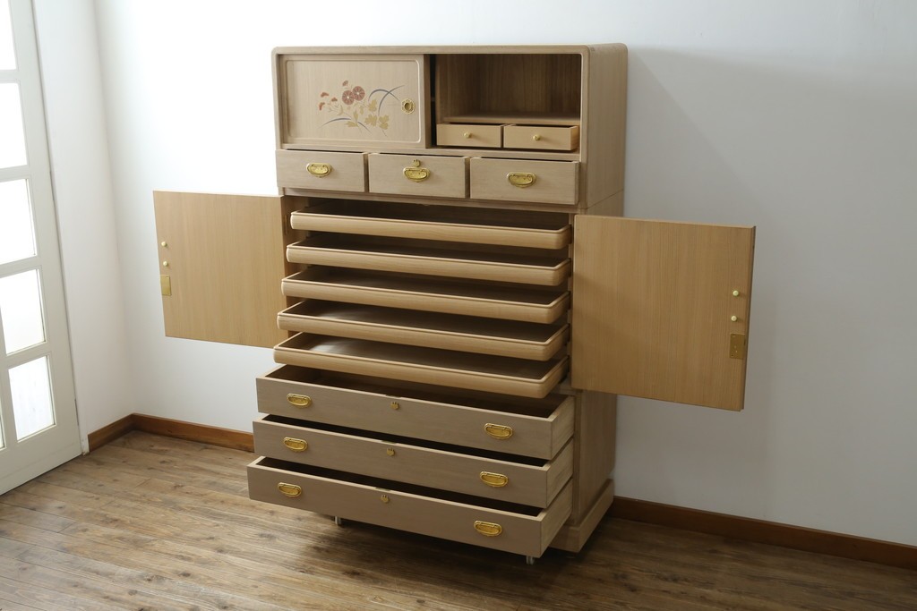 中古　蒔絵入り　1級技能士　龍上忠志作　花の絵柄がかわいらしくも品を感じさせる総桐箪笥(胴厚、四方丸、和箪笥、桐たんす、収納タンス、衣装箪笥、着物箪笥、引き出し)(定価約160万円)(R-067461)