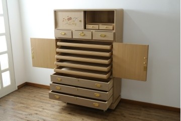 中古　蒔絵入り　1級技能士　龍上忠志作　花の絵柄がかわいらしくも品を感じさせる総桐箪笥(胴厚、四方丸、和箪笥、桐たんす、収納タンス、衣装箪笥、着物箪笥、引き出し)(定価約160万円)(R-067461)