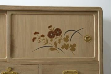 中古　蒔絵入り　1級技能士　龍上忠志作　花の絵柄がかわいらしくも品を感じさせる総桐箪笥(胴厚、四方丸、和箪笥、桐たんす、収納タンス、衣装箪笥、着物箪笥、引き出し)(定価約160万円)(R-067461)