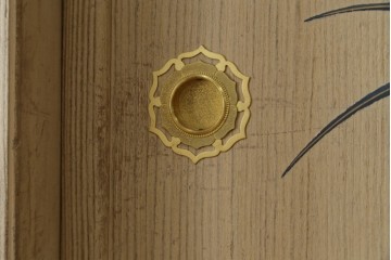 中古　蒔絵入り　1級技能士　龍上忠志作　花の絵柄がかわいらしくも品を感じさせる総桐箪笥(胴厚、四方丸、和箪笥、桐たんす、収納タンス、衣装箪笥、着物箪笥、引き出し)(定価約160万円)(R-067461)