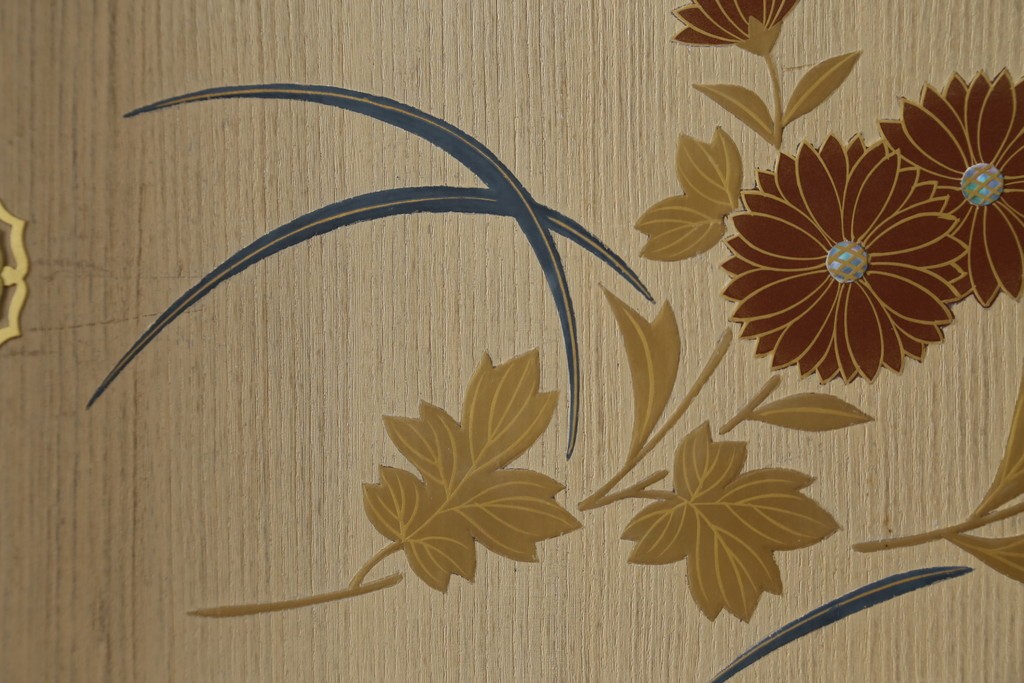 中古　蒔絵入り　1級技能士　龍上忠志作　花の絵柄がかわいらしくも品を感じさせる総桐箪笥(胴厚、四方丸、和箪笥、桐たんす、収納タンス、衣装箪笥、着物箪笥、引き出し)(定価約160万円)(R-067461)