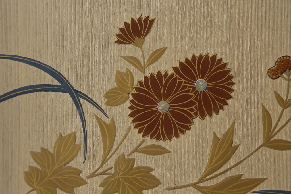 中古　蒔絵入り　1級技能士　龍上忠志作　花の絵柄がかわいらしくも品を感じさせる総桐箪笥(胴厚、四方丸、和箪笥、桐たんす、収納タンス、衣装箪笥、着物箪笥、引き出し)(定価約160万円)(R-067461)