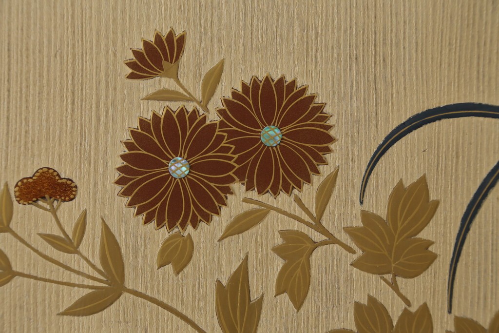 中古　蒔絵入り　1級技能士　龍上忠志作　花の絵柄がかわいらしくも品を感じさせる総桐箪笥(胴厚、四方丸、和箪笥、桐たんす、収納タンス、衣装箪笥、着物箪笥、引き出し)(定価約160万円)(R-067461)