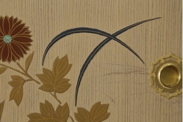 中古　蒔絵入り　1級技能士　龍上忠志作　花の絵柄がかわいらしくも品を感じさせる総桐箪笥(胴厚、四方丸、和箪笥、桐たんす、収納タンス、衣装箪笥、着物箪笥、引き出し)(定価約160万円)(R-067461)