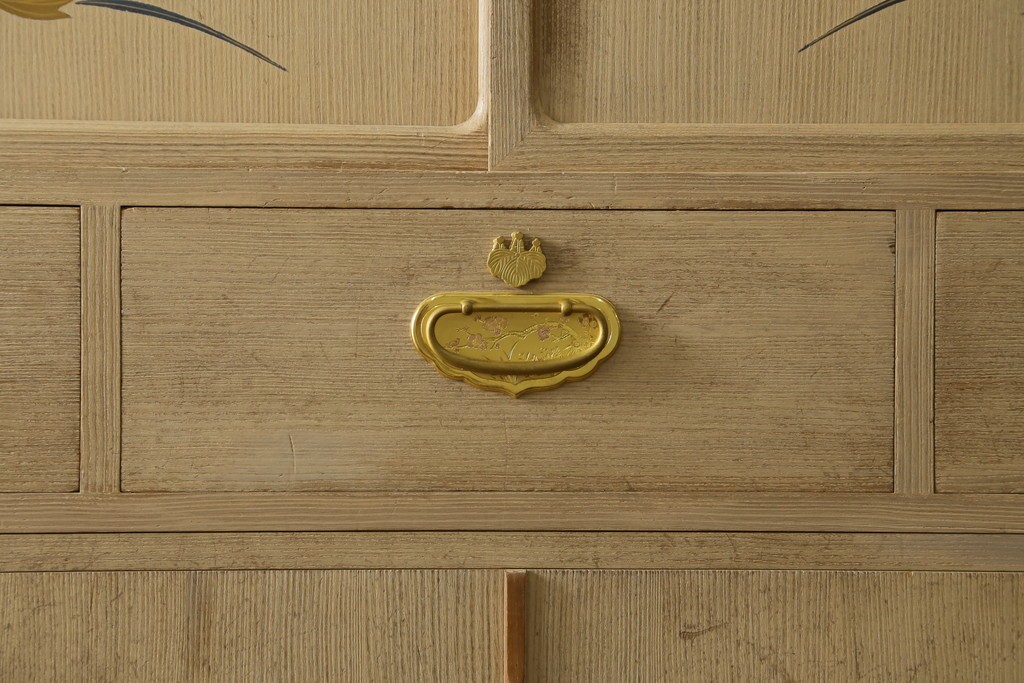 中古　蒔絵入り　1級技能士　龍上忠志作　花の絵柄がかわいらしくも品を感じさせる総桐箪笥(胴厚、四方丸、和箪笥、桐たんす、収納タンス、衣装箪笥、着物箪笥、引き出し)(定価約160万円)(R-067461)