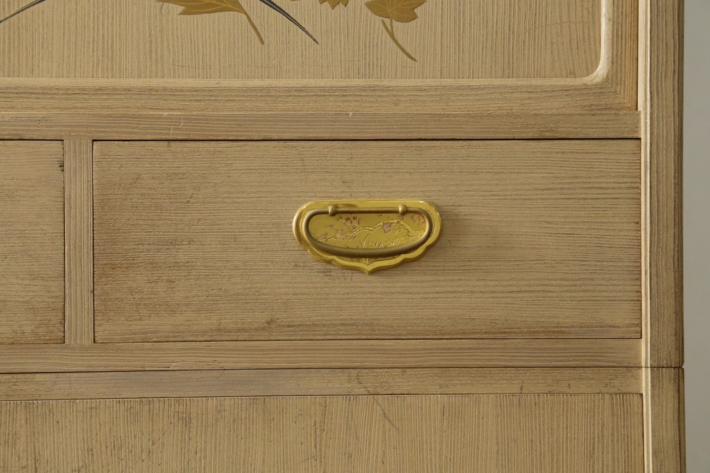 中古　蒔絵入り　1級技能士　龍上忠志作　花の絵柄がかわいらしくも品を感じさせる総桐箪笥(胴厚、四方丸、和箪笥、桐たんす、収納タンス、衣装箪笥、着物箪笥、引き出し)(定価約160万円)(R-067461)