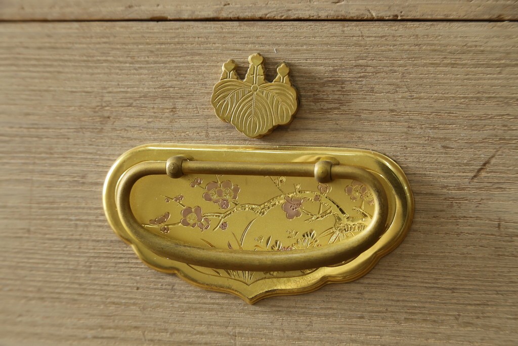 中古　蒔絵入り　1級技能士　龍上忠志作　花の絵柄がかわいらしくも品を感じさせる総桐箪笥(胴厚、四方丸、和箪笥、桐たんす、収納タンス、衣装箪笥、着物箪笥、引き出し)(定価約160万円)(R-067461)