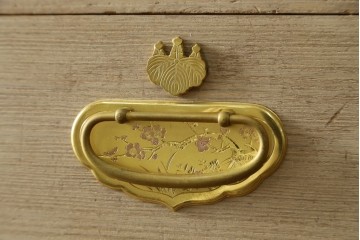 中古　蒔絵入り　1級技能士　龍上忠志作　花の絵柄がかわいらしくも品を感じさせる総桐箪笥(胴厚、四方丸、和箪笥、桐たんす、収納タンス、衣装箪笥、着物箪笥、引き出し)(定価約160万円)(R-067461)