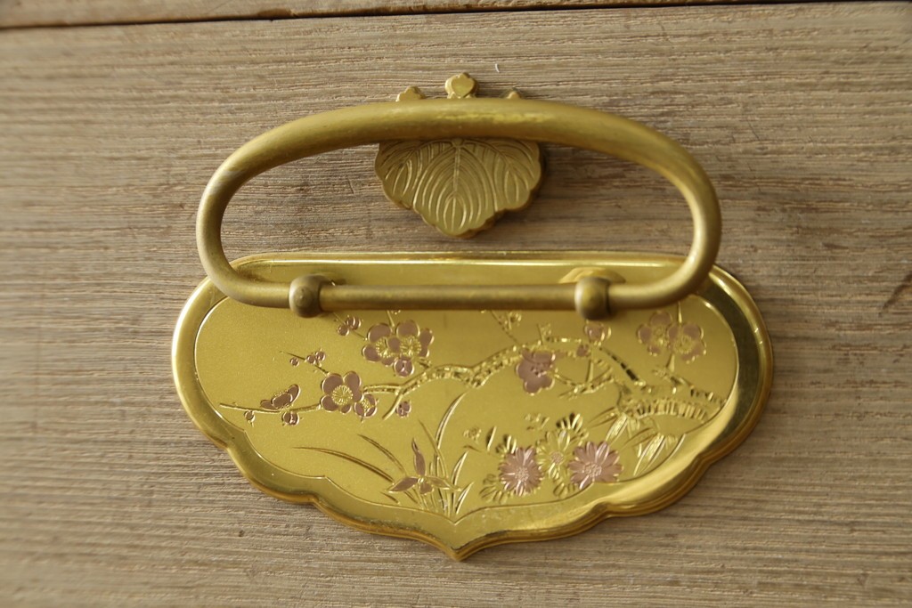 中古　蒔絵入り　1級技能士　龍上忠志作　花の絵柄がかわいらしくも品を感じさせる総桐箪笥(胴厚、四方丸、和箪笥、桐たんす、収納タンス、衣装箪笥、着物箪笥、引き出し)(定価約160万円)(R-067461)