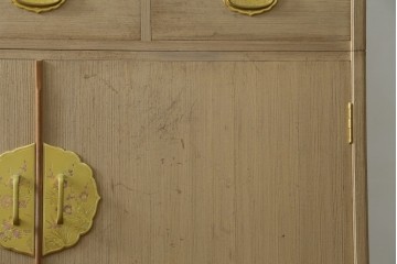 中古　蒔絵入り　1級技能士　龍上忠志作　花の絵柄がかわいらしくも品を感じさせる総桐箪笥(胴厚、四方丸、和箪笥、桐たんす、収納タンス、衣装箪笥、着物箪笥、引き出し)(定価約160万円)(R-067461)