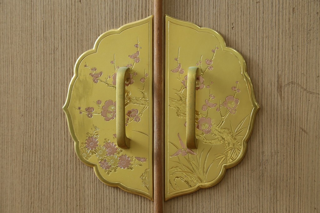 中古　蒔絵入り　1級技能士　龍上忠志作　花の絵柄がかわいらしくも品を感じさせる総桐箪笥(胴厚、四方丸、和箪笥、桐たんす、収納タンス、衣装箪笥、着物箪笥、引き出し)(定価約160万円)(R-067461)