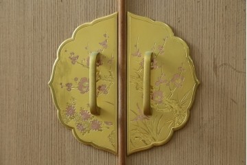 中古　蒔絵入り　1級技能士　龍上忠志作　花の絵柄がかわいらしくも品を感じさせる総桐箪笥(胴厚、四方丸、和箪笥、桐たんす、収納タンス、衣装箪笥、着物箪笥、引き出し)(定価約160万円)(R-067461)