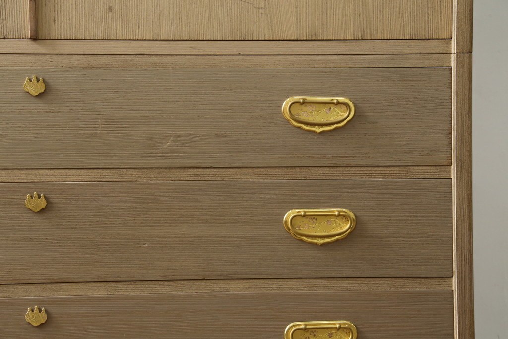 中古　蒔絵入り　1級技能士　龍上忠志作　花の絵柄がかわいらしくも品を感じさせる総桐箪笥(胴厚、四方丸、和箪笥、桐たんす、収納タンス、衣装箪笥、着物箪笥、引き出し)(定価約160万円)(R-067461)