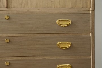 中古　蒔絵入り　1級技能士　龍上忠志作　花の絵柄がかわいらしくも品を感じさせる総桐箪笥(胴厚、四方丸、和箪笥、桐たんす、収納タンス、衣装箪笥、着物箪笥、引き出し)(定価約160万円)(R-067461)