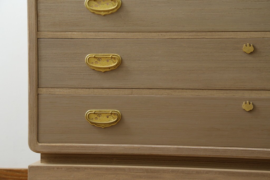 中古　蒔絵入り　1級技能士　龍上忠志作　花の絵柄がかわいらしくも品を感じさせる総桐箪笥(胴厚、四方丸、和箪笥、桐たんす、収納タンス、衣装箪笥、着物箪笥、引き出し)(定価約160万円)(R-067461)