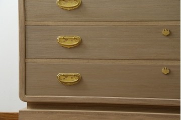 中古　蒔絵入り　1級技能士　龍上忠志作　花の絵柄がかわいらしくも品を感じさせる総桐箪笥(胴厚、四方丸、和箪笥、桐たんす、収納タンス、衣装箪笥、着物箪笥、引き出し)(定価約160万円)(R-067461)