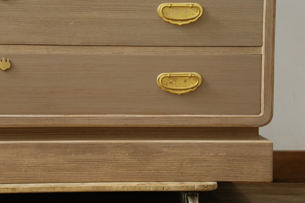 中古　蒔絵入り　1級技能士　龍上忠志作　花の絵柄がかわいらしくも品を感じさせる総桐箪笥(胴厚、四方丸、和箪笥、桐たんす、収納タンス、衣装箪笥、着物箪笥、引き出し)(定価約160万円)(R-067461)