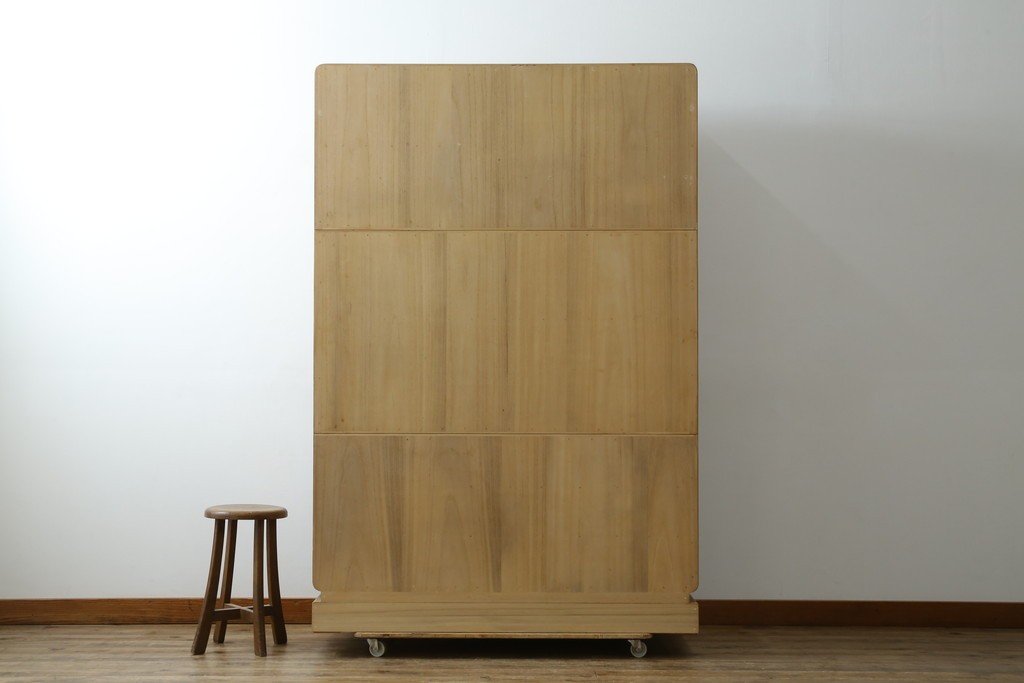 中古　蒔絵入り　1級技能士　龍上忠志作　花の絵柄がかわいらしくも品を感じさせる総桐箪笥(胴厚、四方丸、和箪笥、桐たんす、収納タンス、衣装箪笥、着物箪笥、引き出し)(定価約160万円)(R-067461)