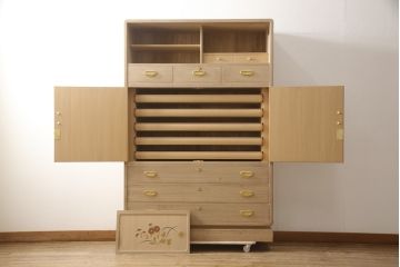 中古　蒔絵入り　1級技能士　龍上忠志作　花の絵柄がかわいらしくも品を感じさせる総桐箪笥(胴厚、四方丸、和箪笥、桐たんす、収納タンス、衣装箪笥、着物箪笥、引き出し)(定価約160万円)(R-067461)