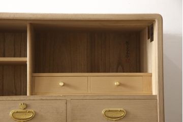 中古　蒔絵入り　1級技能士　龍上忠志作　花の絵柄がかわいらしくも品を感じさせる総桐箪笥(胴厚、四方丸、和箪笥、桐たんす、収納タンス、衣装箪笥、着物箪笥、引き出し)(定価約160万円)(R-067461)