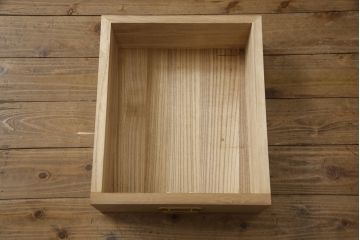中古　蒔絵入り　1級技能士　龍上忠志作　花の絵柄がかわいらしくも品を感じさせる総桐箪笥(胴厚、四方丸、和箪笥、桐たんす、収納タンス、衣装箪笥、着物箪笥、引き出し)(定価約160万円)(R-067461)