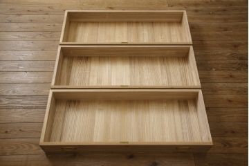 中古　蒔絵入り　1級技能士　龍上忠志作　花の絵柄がかわいらしくも品を感じさせる総桐箪笥(胴厚、四方丸、和箪笥、桐たんす、収納タンス、衣装箪笥、着物箪笥、引き出し)(定価約160万円)(R-067461)